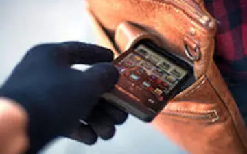 سرقت گوشی توسط یک کودک در اقدامی باورنکردنی! 