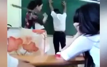 معلم زنی که تمام دانش آموزان دختر و پسر را یکجا تنبیه بدنی کرد + فیلم