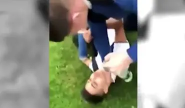 تلاش نژادپرستانه جوان انگلیسی برای خفه‌کردن دانش‌آموز سوری +فیلم 