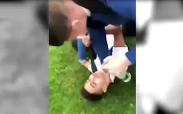 تلاش نژادپرستانه جوان انگلیسی برای خفه‌کردن دانش‌آموز سوری +فیلم 