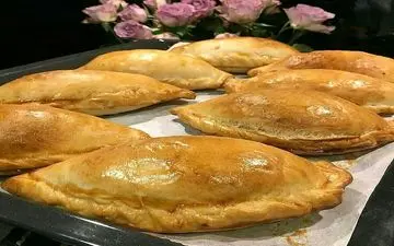 بیا بهت یاد بدم چطور یه پیراشکی گوشت خوشمزه باقارچ و پنیر و بدون فر رو درست کنی. امتحان کن!
