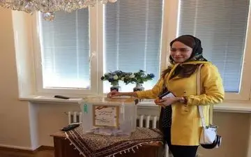 رای دادن بهنوش طباطبایى در انتخابات 96 در جمهورى چک + عکس