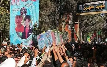 تلخ ترین تصویر از تشییع شهید ۴ ساله حادثه تروریستی اهواز ! + عکس