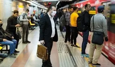 برخی مسافران با عبور از گیت مترو ماسک خود را برمی‌دارند!
