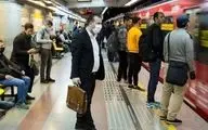 برخی مسافران با عبور از گیت مترو ماسک خود را برمی‌دارند!
