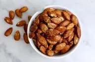 طرز تهیه بادام شور بو داده؛ میان‌وعده‌ای خوشمزه به سبک بازاری