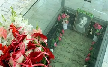 ادای احترام وزیر آموزش و پرورش به مقام دانش‌آموز شهید