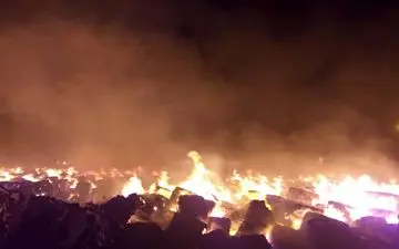 حریق انبار بزرگ مقوا در جاده مخصوص کرج