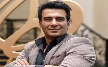 یوسف تیموری بین این زنهای خارجی چه میکند؟! | این عکس یوسف تیموری خارج از عرف است
