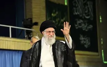 رهبر انقلاب در نماز عید فطر چه سلاحی به دست گرفتند؟ +عکس