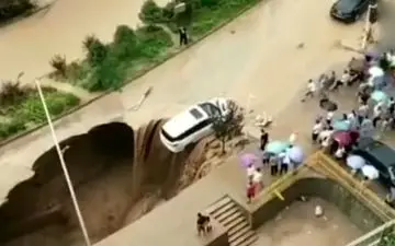 بیرون کشیدن خودرو و راننده لحظاتی پیش از سقوط +فیلم 