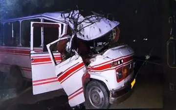 واژگونی مینی بوس حامل زائران اربعین در محور دشت عباس به دهلران/ ٢٠ زائر مصدوم ‌شدند