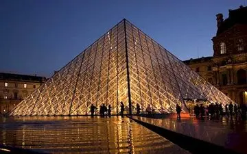 شلیک افسر فرانسوی در ورود موزه لوور