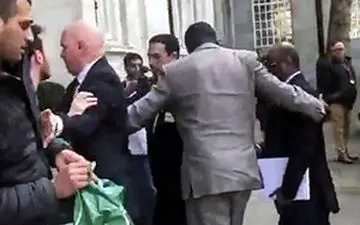 فیلم کامل پرتاب تخم مرغ فاسد به سوی مقام عربستانی در لندن