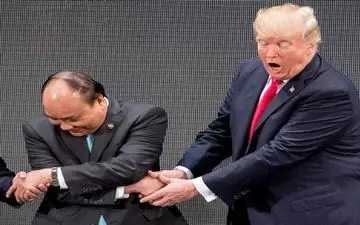 نحوه دست دادن عجیب و خنده دار ترامپ باز هم سوژه رسانه‌ها شد! +عکس