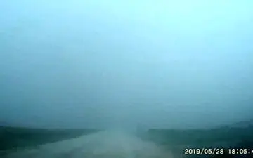 شاخ به شاخ یک خودرو با گردباد! 