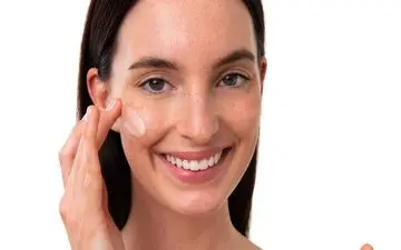 بعد از زدن کرم ضد لک، صورتتان می‌سوزد؟ این مطلب را حتماً بخوانید!