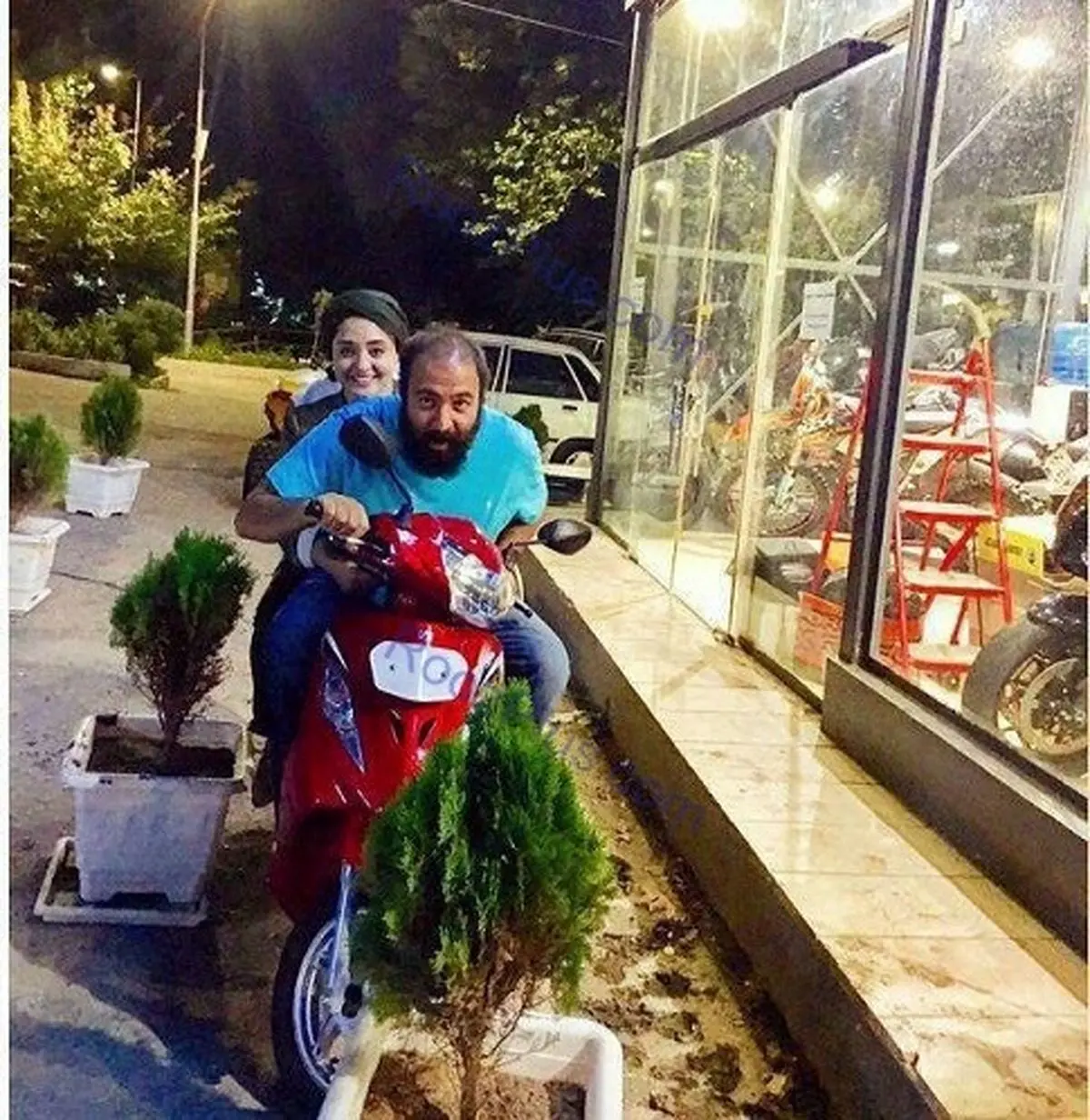 عکسی دیده نشده از موتورسواری نرگس محمدی و همسرش