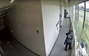 خلع سلاح دانشجوی مسلح با آغوش مربی