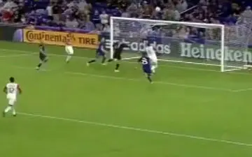 صحنه‌ای عجیب و جالب در فوتبال + فیلم