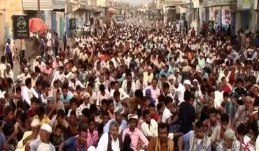 یمنی‌ها در تجلیل از عملیات «نصر» در جنوب عربستان، راهپیمایی می‌کنند