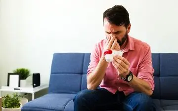 فراتر از یک خونریزیِ ساده/ با این نشانه‌ها، خون دماغ را جدی بگیرید!