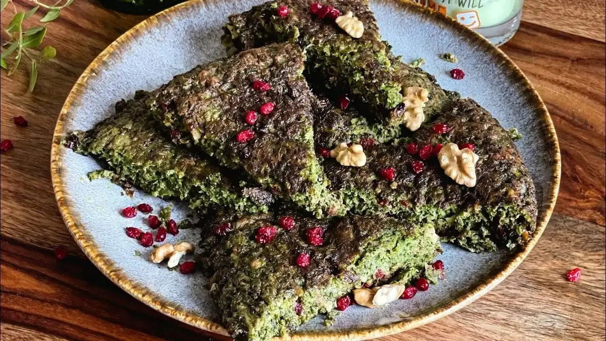 کوکو سبزی مجلسی با مغز گردو و زرشک، طعمی بی‌نظیر برای مهمانی‌ها و افطار