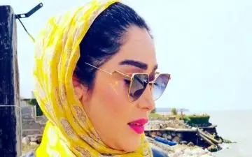 تعطیلات «سارا منجزی پور» در کنار دریا