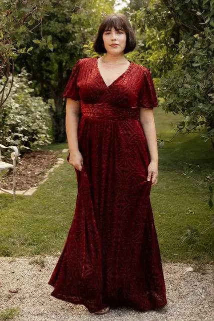 Screenshot 2023-09-07 at 16-42-10 Embossed-Burgundy-Velvet-Plus-Size-Bridesmaid-Dress.webp (WEBP Image 1000 × 1500 pixels) — Scaled (42_)