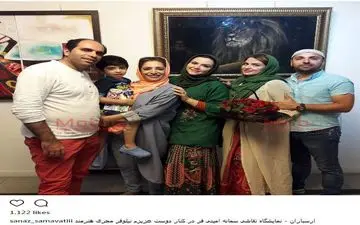 تیپ و ژست جالب هنرمندان در نمایشگاه نقاشی (عکس)
