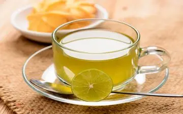 این ترکیب معجزه‌آسا را هر روز بنوشید: 10 فایده باورنکردنی چای سبز با لیمو 
