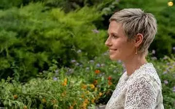 اسماء اسد با موهای بلند شده در دانشگاه 