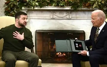 زلنسکی به بایدن هدیه داد