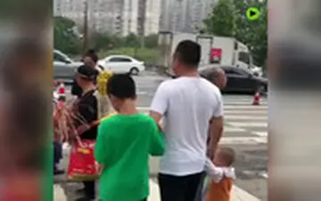 موبایل باعث می‌شود تا پدرت را اشتباه بگیری