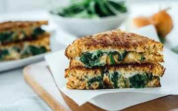 تهیه یک ساندویچ ساده و خوشمزه در کوتاه ترین زمان / اسفناج پنیری رو این طوری درست کن!