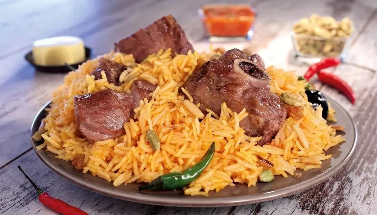 مندی گوشت رستورانی؛ طرز تهیه چلو گوشت عربی با عطر زعفران و ادویههای شرقی