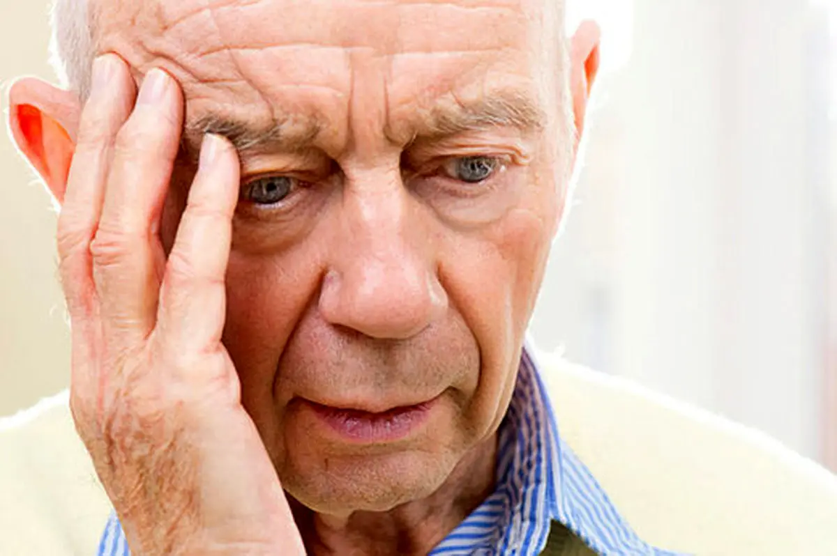 رابطه مستقیم انگشت کردن در بینی و خطر ابتلا به آلزایمر / کدام عصب باعث زوال عقل می‌شود؟