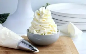 خامه کیک قنادی در خانه: راز تهیه خامه‌ای پف‌دار و خوشمزه به سبک قنادی‌ ها