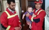 نجات کودک ۶ ماهه محبوس شده در منزل مسکونی توسط آتش‌نشانان کرمانشاهی



