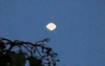 پرسه یوفوی عجیب در آسمان اسلواکی!+ فیلم