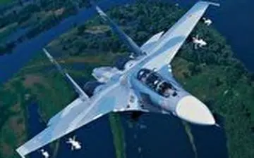 مانور دیدنی سوخو ۲۷ در نزدیکی هواپیمای ترابری