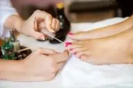 ۴ زنگ خطر پنهان در سالن‌های ناخن؛ قبل از انجام پدیکور بعدی حتماً بخوانید!