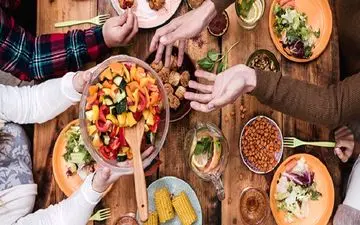  بدترین غذاهایی که قبل از خواب می‌توانید بخورید