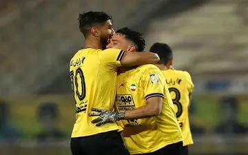 جشنواره گل سپاهانِ ۱۰ نفره مقابل گل‌گهر و صعود طلایی‌پوشان به صدر جدول/ پیروزی ارزشمند ملوان در دربی شمالی‌ها 