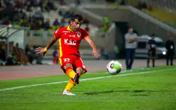 مبعلی کفش‌هایش را آویخت