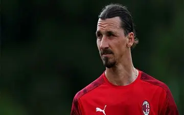 زلاتان رسما با میلان تمدید کرد