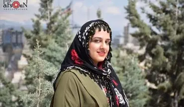 ترانه‌هایی با طعم طنز و تأمل» | گفت‌وگو با رومینا ایران‌پناه آزاد، ترانه‌سرای نمایش «ریش فیدل، غبغب مرکل