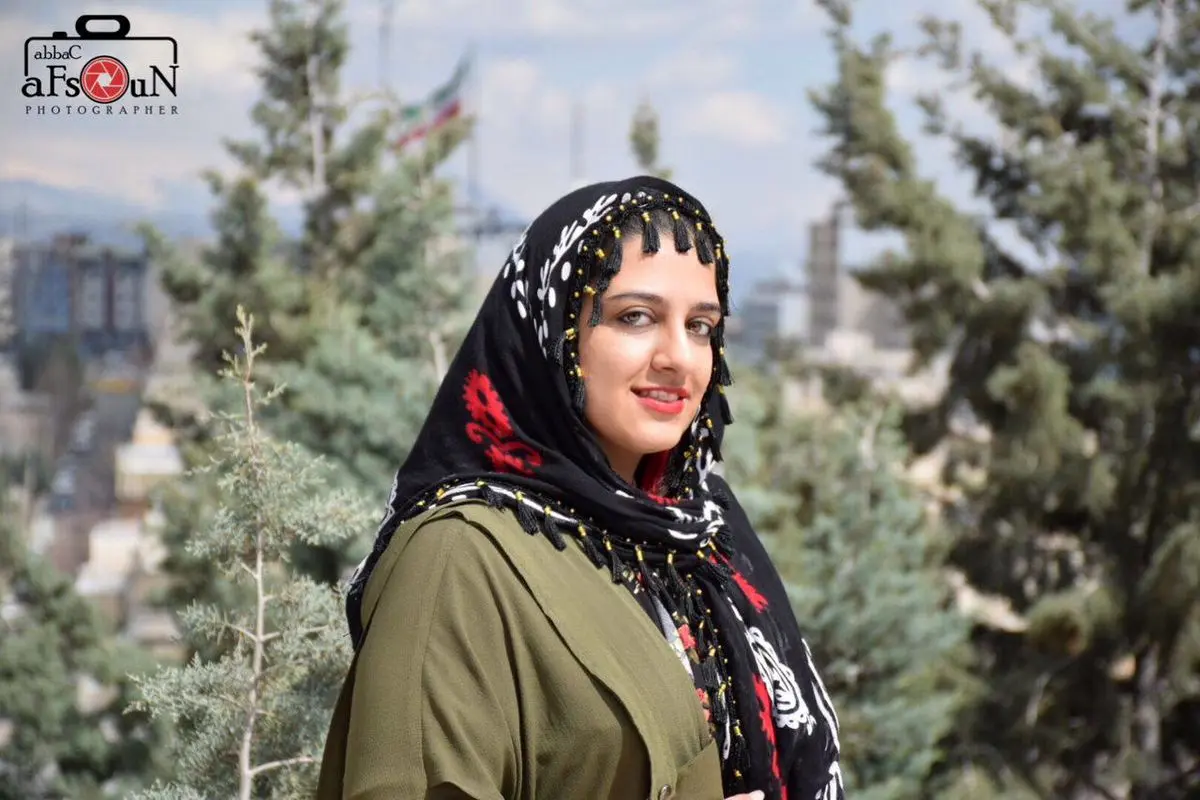 ترانههایی با طعم طنز و تأمل» | گفتوگو با رومینا ایرانپناه آزاد، ترانهسرای نمایش «ریش فیدل، غبغب مرکل