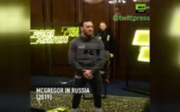  مقایسه جاخالی دادن «مک گرگور» با «جورج بوش» در مقابله با پرتاب لنگه کفش