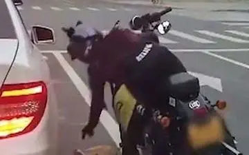 عکس العمل موتورسوار پس از پرتاب زباله توسط راننده! +فیلم 